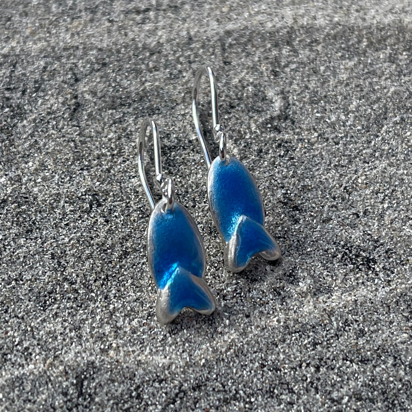 Lofoten Jewelry Fargeklatter Ørepynt – Kjærlighetsfisk waterblue