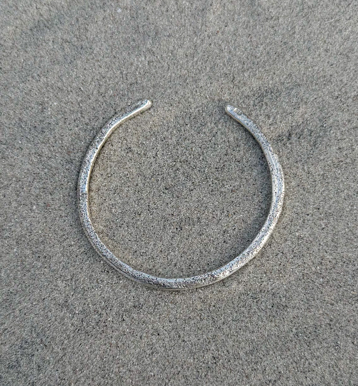 SandSpor – Open silver bangle | Lofoten Jewelry
