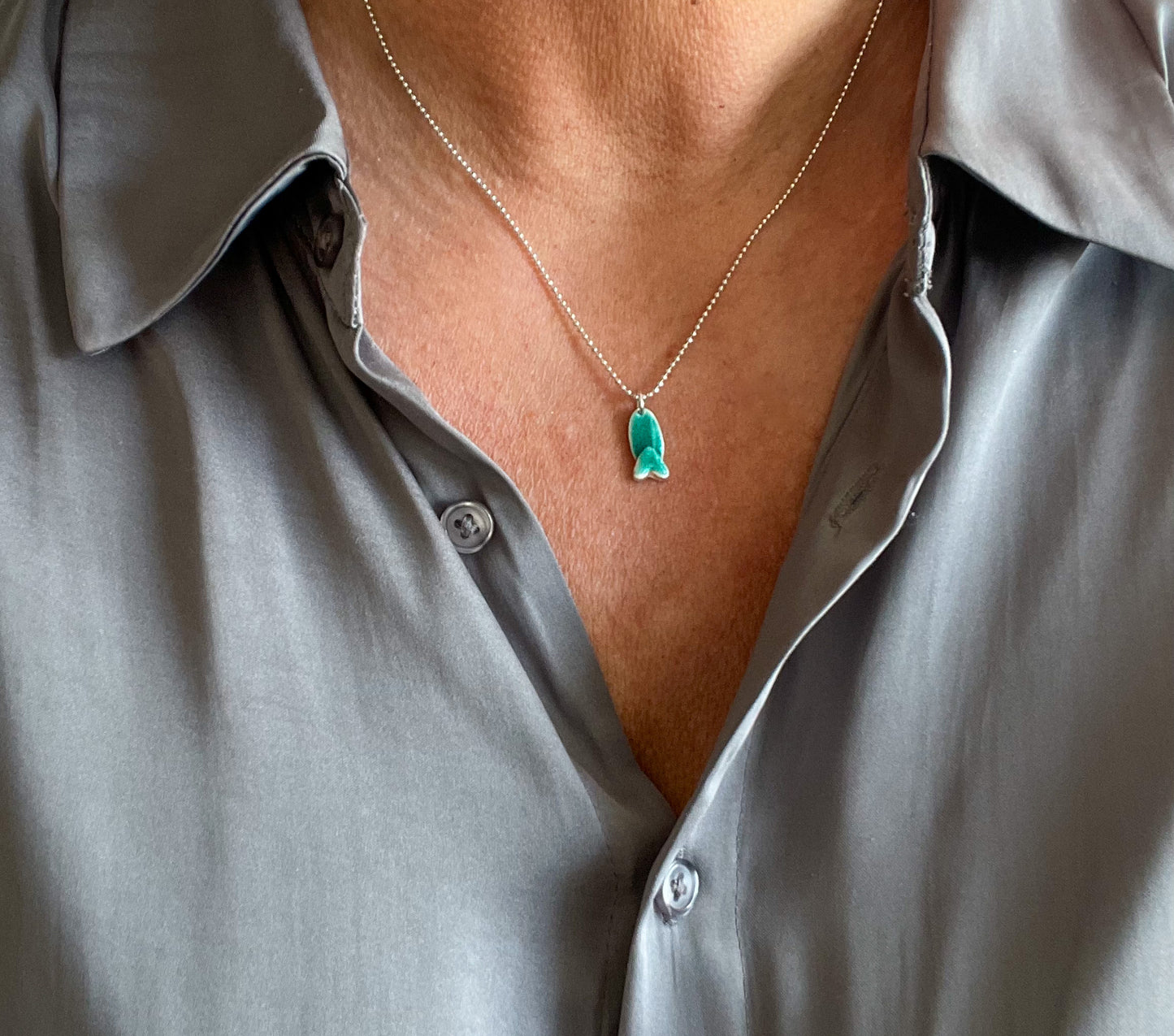 Lofoten Jewelry Fargeklatter Halskjede – Kjærlighetsfisk / seagreen