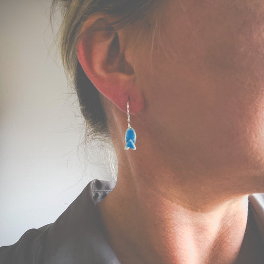 Lofoten Jewelry Fargeklatter Ørepynt – Kjærlighetsfisk waterblue