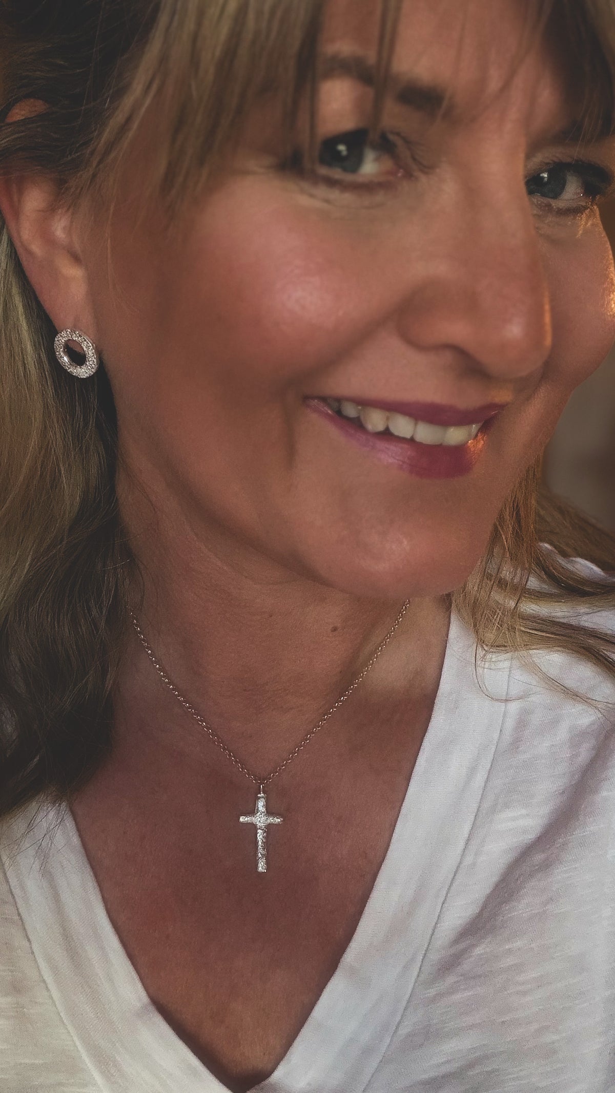 SandSpor Kors – Håndlaget sølvanheng fra Lofoten | Lofoten Jewelry