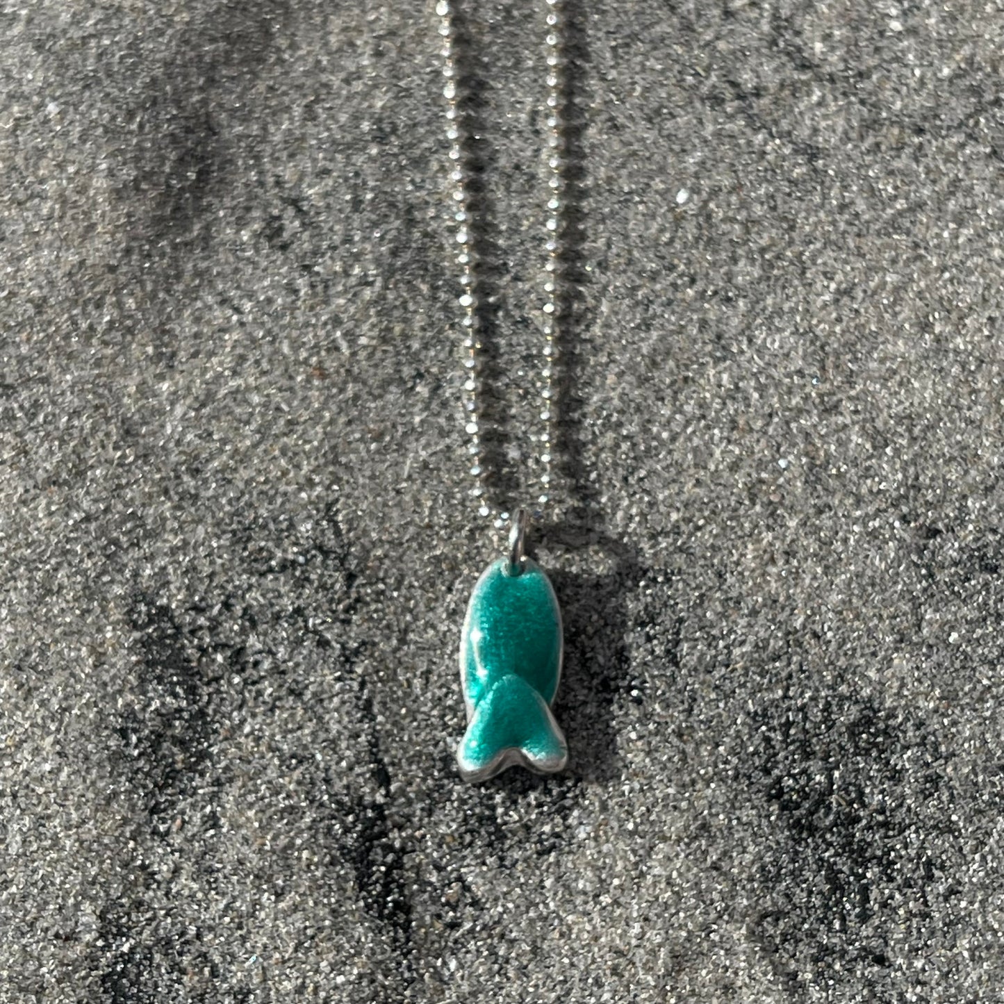 Lofoten Jewelry Fargeklatter Halskjede – Kjærlighetsfisk / seagreen