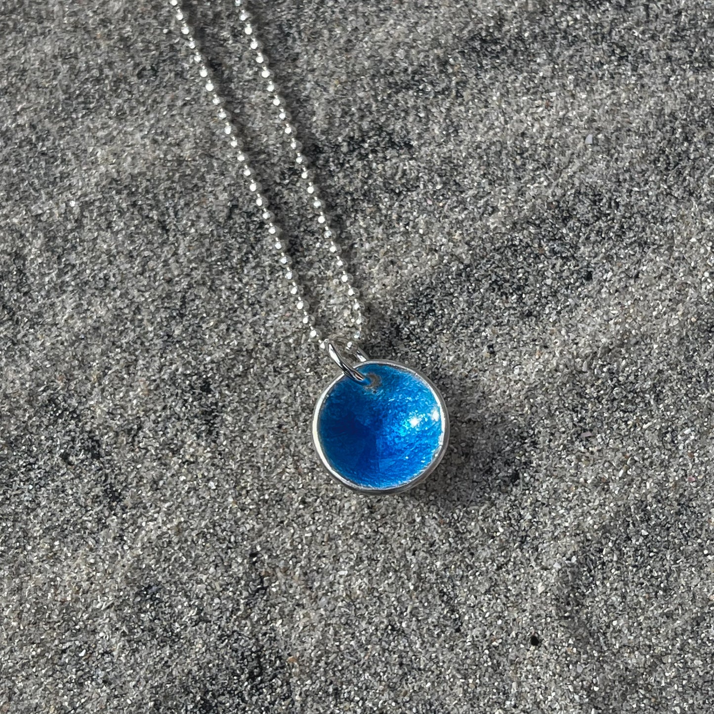 Lofoten Jewelry Fargeklatter Halskjede – Glassemalje rund/waterblue