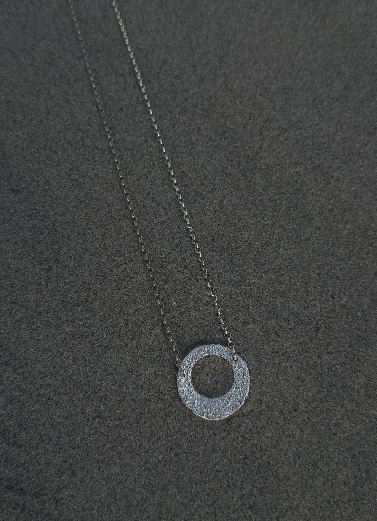 SandSpor – Rundt sølvanheng med kjede | Lofoten Jewelry