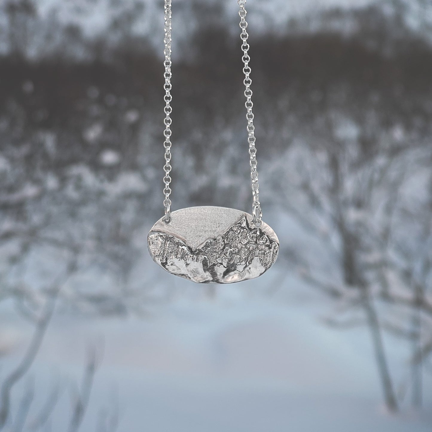 Håndlaget sølvanheng med silhuett av Higravtinden fjell fra Lofoten