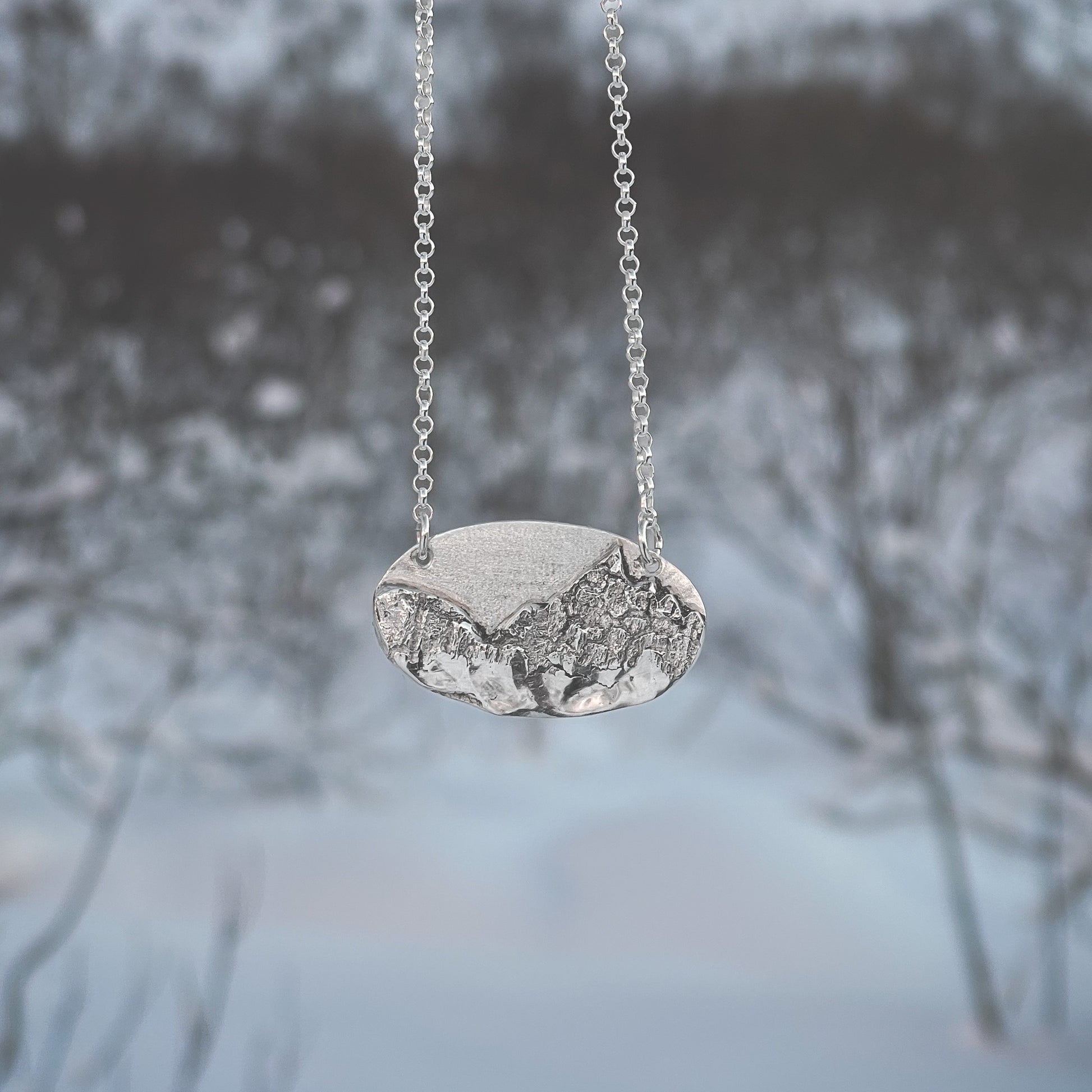 Håndlaget sølvanheng med silhuett av Higravtinden fjell fra Lofoten