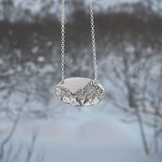 Håndlaget sølvanheng med silhuett av Higravtinden fjell fra Lofoten