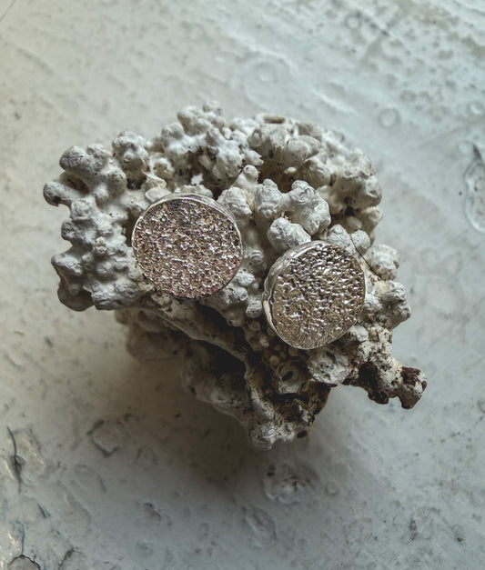 SandSpor – Kleine runde Ohrstecker aus Silber | Lofoten Jewelry