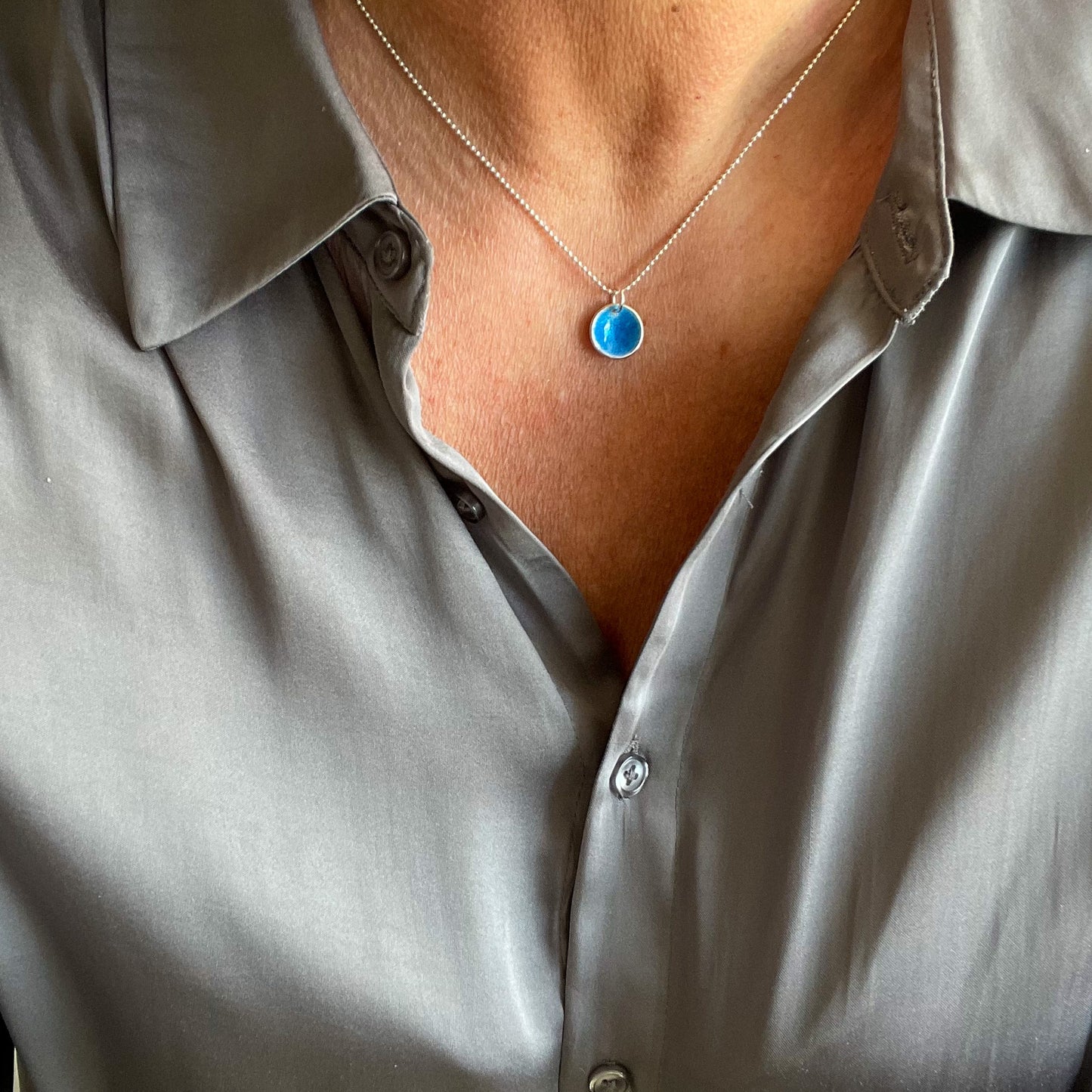 Lofoten Jewelry Fargeklatter Halskjede – Glassemalje rund/waterblue