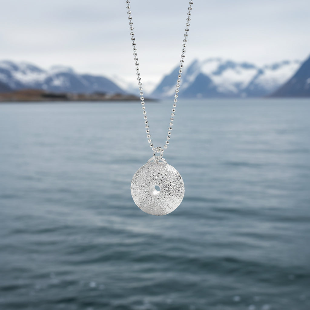 Håndlaget kråkebolle anheng i sølv fra Lofoten Jewelry