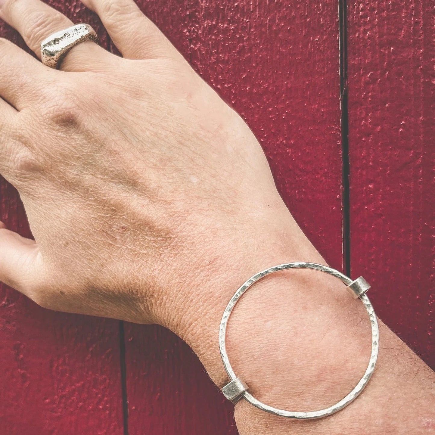 Lofoten Jewelry Sølv Armspange i Hammerteknikk – Smidd på Stein